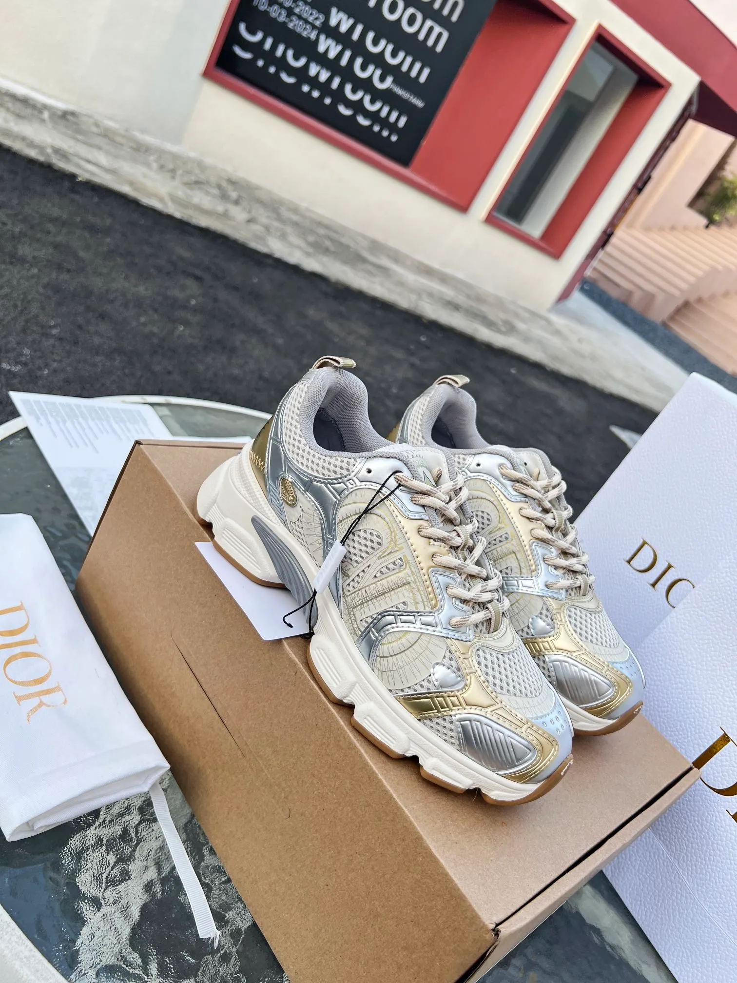 👟👟Ex-factory price 600👟👟 High version couple model🍸 Dior Dior | 2024 ˢˢDilraba, many stars have the same style. L’s 2024 spring and summer new products. The latest popular Chrono series, thick-soled mesh color-blocking running shoes, dad shoes, casual sports shoes series〰 Original purchase, development and production👍🏻This Dior Chrono sneaker is made of white and black mesh fabric with leather effect panels. The CD logo on both sides, the star patch on the tongue and the Dior logo on the heel, many details highlight the style. The two-tone laces, lightweight sole and star embellishment allow for a casual look all year round, complementing a variety of casual or elegant pieces. ♺Upper: Original imported first-layer cowhide + mesh ♺Inner lining: Original customized breathable lining ♺Outsole: Original molded EVA super light and super soft outsole ♺Heel height: 4.5cm ♺Size: Female 35-41 Male 39-45 (Female 40.41 Male 45 customized)